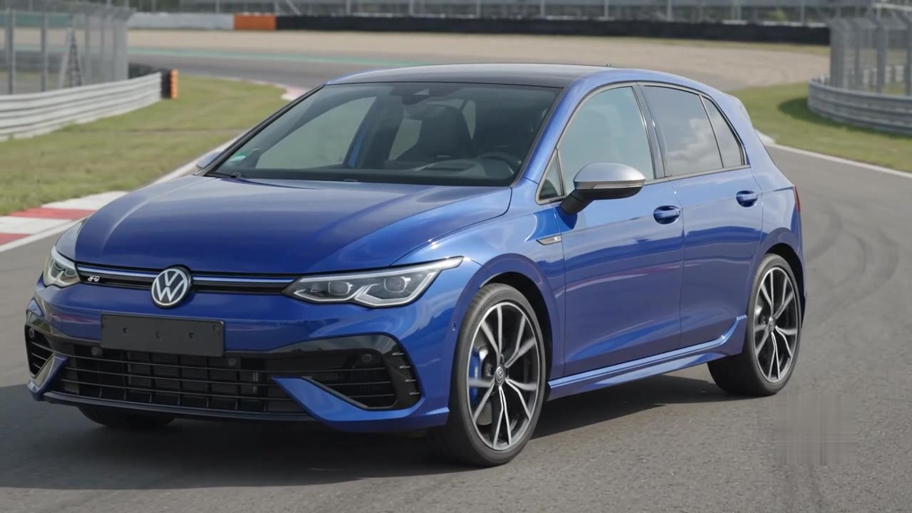 Golf R assembled, daylight